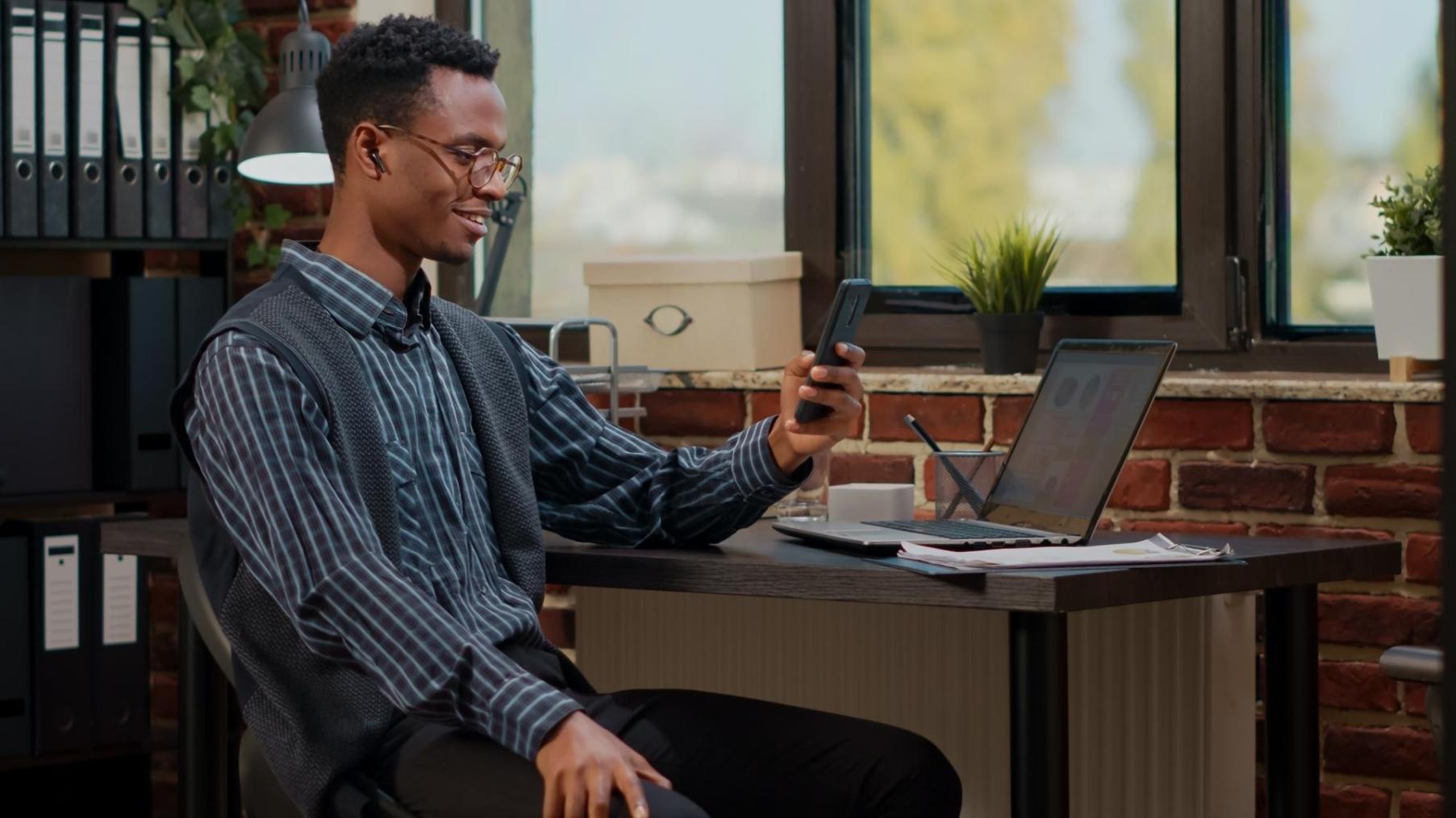 Workshop-Teilnehmer bei interaktiver Finanzplanungssitzung