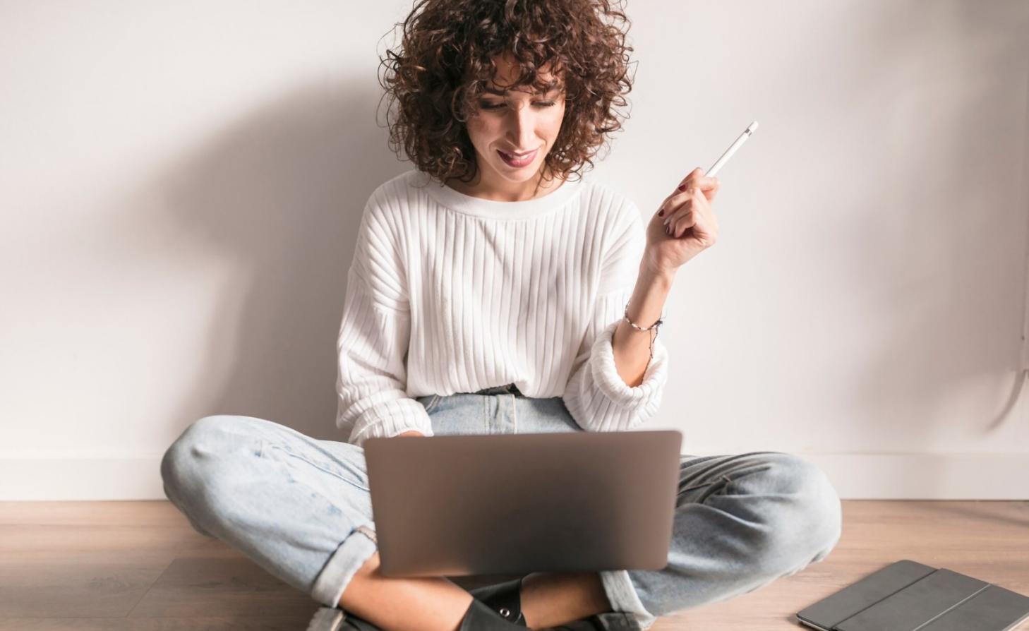 Team bei der Analyse von Finanzstrategien im modernen Büro